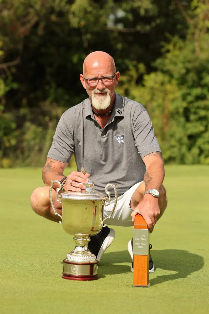David Geall mit Pokal auf dem Grün